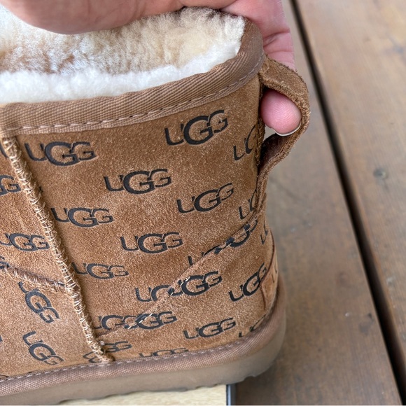 UGG Classic Mini II Embossed Logo Shearling Ankle Boots In Brown Sz 7 - Picture 9 of 14